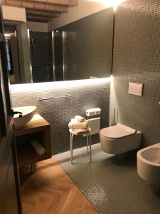 A bathroom at Hotel Dal Menga