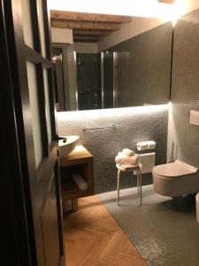 A bathroom at Hotel Dal Menga