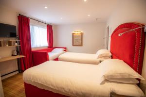 Кровать или кровати в номере The Skye Inn
