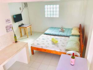 Un pat sau paturi într-o cameră la RB Baruiz "Hideaway" Inn - Cebu South