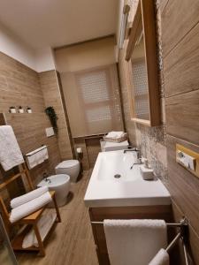 フォッサチェージアにあるB&B L'ARANCIOのバスルーム(洗面台、トイレ、シンク付)