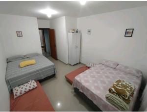Säng eller sängar i ett rum på Duplex Cabo frio I