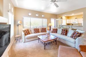 ein Wohnzimmer mit zwei Sofas und einem Couchtisch in der Unterkunft Vistoso Resort Casita #246A in Oro Valley