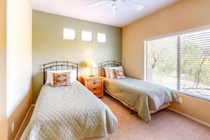 zwei Betten in einem Schlafzimmer mit Fenster in der Unterkunft Vistoso Resort Casita #246A in Oro Valley + 24 Fotos