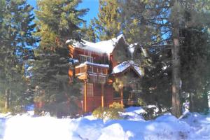 duży dom ze śniegiem na górze w obiekcie Kingswood Estate Cabin Retreat w mieście Kings Beach