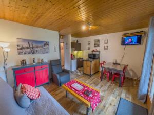 a living room with a couch and a table at Appartement 'Les Airelles du Lac' T2 Gérardmer in Gérardmer