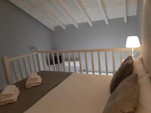 A bed or beds in a room at Apartamentos El Llanin