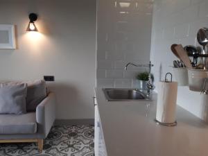 Kuchyň nebo kuchyňský kout v ubytování Apartamentos El Llanin + 37 fotografií