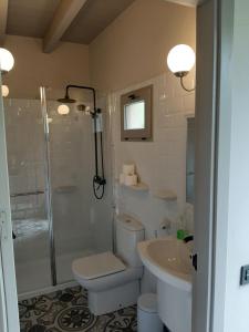 A bathroom at Apartamentos El Llanin
