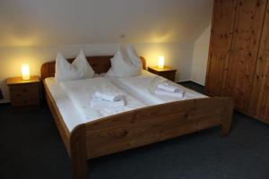 Uma cama ou camas num quarto em Hotel Alte Schmiede Jork