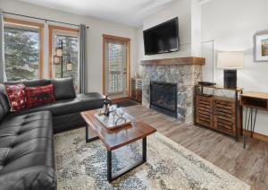 Gallery image of Newly Renovated Grizzly Lodge, Spacious 3BR 2BA with open pool, hot tub in Canmore