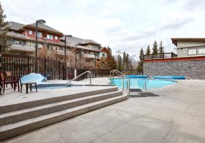 Gallery image of Newly Renovated Grizzly Lodge, Spacious 3BR 2BA with open pool, hot tub in Canmore