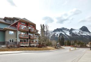 Foto da galeria de Newly Renovated Grizzly Lodge, Spacious 3BR 2BA with open pool, hot tub em Canmore