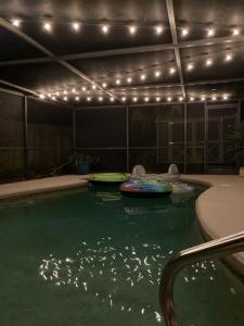 Una piscina con luces y pizarras. en Just Gotta Getaway en Port Orange