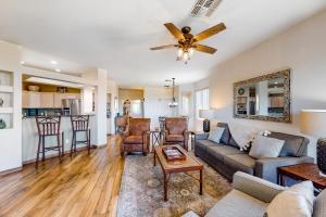 ein Wohnzimmer mit Sofa und Tisch in der Unterkunft Vistoso Casitas Golf II #210B in Tortolita