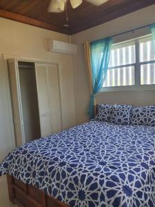 Ein Bett oder Betten in einem Zimmer der Unterkunft Fishtails Palms