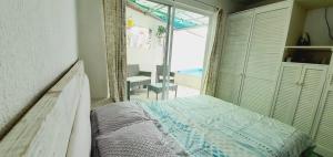 a bedroom with a bed and a view of the ocean at FABULOSA CASA Centro Cuernavaca Alberca Privada Climatizada in Cuernavaca +48 photos