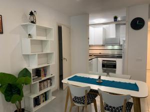 Imagen de la galería de Ground floor facing the sea, in complex with pool and common areas, en Barcelona