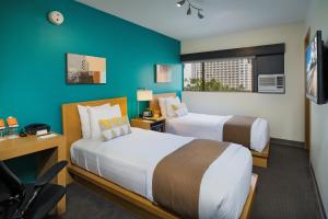 Postel nebo postele na pokoji v ubytování VIVE Hotel Waikiki
