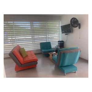 sala de estar con 2 sillas y mesa en Casa Campestre, exclusiva para ti y tu Familia en Ricaurte