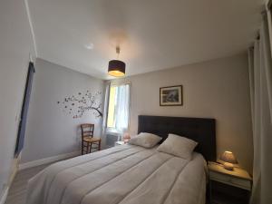 Schlafzimmer mit einem Bett und einem Fenster in der Unterkunft Gîte Baraize, 3 pièces, 4 personnes - FR-1-591-319 in Baraize
