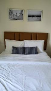 Una cama o camas en una habitación de Baan Ploy Inn 2