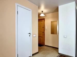 モスクワにあるApartamenty RoomOnDay Beringov 4の廊下付きの部屋の開口ドア
