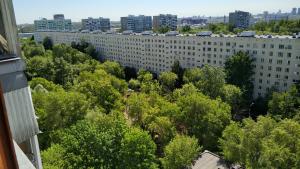 モスクワにあるApartamenty RoomOnDay Beringov 4の建物や木々が立ち並ぶ市街の風景