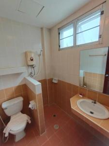ein Bad mit einem WC, einem Waschbecken und einem Fenster in der Unterkunft WeRest Hotel in Khon Kaen