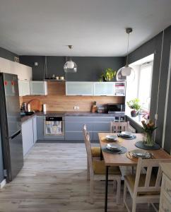 Apartament-Mój AZYL في مارونجوفو: مطبخ مع طاولة وغرفة طعام