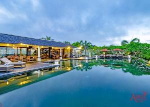 Airis Luxury Villas and Spa tesisinde veya buraya yakın yüzme havuzu