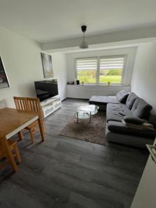 uma sala de estar com um sofá e uma mesa em Wohlfühlen In der Luft em Wesel