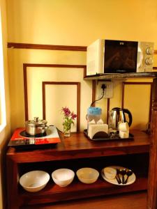 Kuhinja oz. manjša kuhinja v nastanitvi Sparsh Resort, A Boutique Stay - Just 2kms uphill from Mall Road, near Old Manali