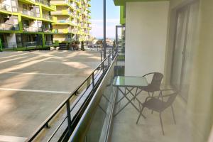 een balkon met een tafel en een stoel op een gebouw bij Orizont sea view Apartment- Spa n Pools beach resort in Mamaia