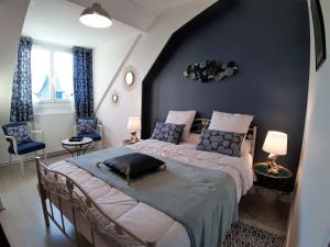 Un pat sau paturi într-o cameră la Gîte Beaumont-la-Ronce, 5 pièces, 8 personnes - FR-1-381-97