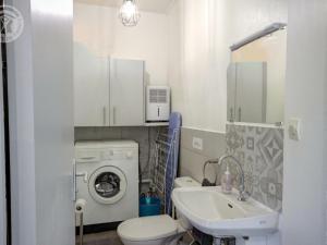 ein Badezimmer mit einer Waschmaschine und einem Waschbecken in der Unterkunft Gîte Apinac, 3 pièces, 4 personnes - FR-1-496-122 in Apinac