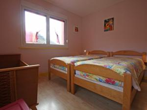 1 dormitorio con 2 camas y ventana en Gîte La Bresse, 3 pièces, 4 personnes - FR-1-589-189, en La Bresse