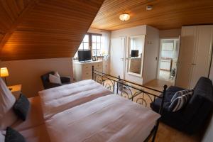 um quarto com uma cama grande e uma varanda em Gästehaus Heidi em Kröv