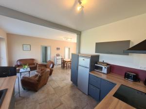 Zimmer mit Küche und Wohnzimmer in der Unterkunft Gîte Migné, 3 pièces, 4 personnes - FR-1-591-316 in Migné