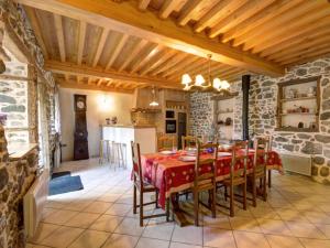 uma cozinha e sala de jantar com mesa e cadeiras em Gîte Saint-Just-en-Bas, 4 pièces, 6 personnes - FR-1-496-19 em Saint-Just-en-Bas