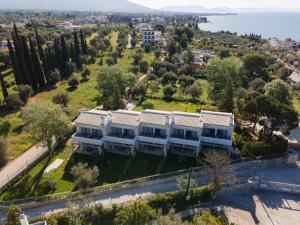 eine Luftansicht eines Hauses mit Hof in der Unterkunft MIRAMARE LUXURY APARTMENTS in Eretria