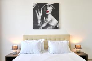 Een bed of bedden in een kamer bij La Vida Loca Apartment Summerland