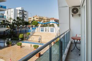 een uitzicht vanaf het balkon van een appartement met een glijbaan bij Elite Life 4 Avsallar in Avsallar