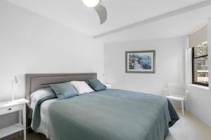 Un dormitorio blanco con una cama y una ventana. en Holiday Central, Tasman Towers Unit 2, 3 Munster Street,, en Port Macquarie 9 fotos más
