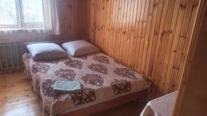 Un pat sau paturi într-o cameră la Біля лісу (Апартаменти для сім'ї)