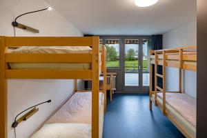 Letto o letti in una camera di Rapperswil-Jona Youth Hostel