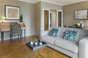 a living room filled with furniture and a couch at Warwick Reine Astrid - Lyon in Lyon