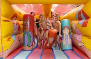 un groupe d'enfants sur une structure de jeu gonflable dans l'établissement Hotel Azzurra di Gobbi Gestioni srl, à Gatteo a Mare