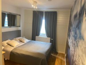 a bedroom with a bed and a window at Hotell TunaPark in Eskilstuna