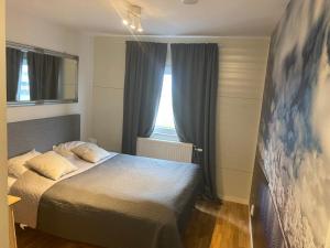 - une chambre avec un lit et une fenêtre dans l'établissement Hotell TunaPark, à Eskilstuna